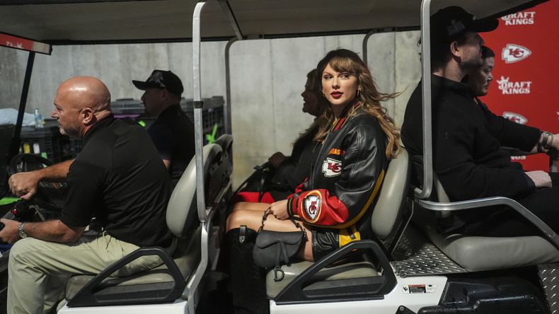 La cantante Taylor Swift ingresa al estadio antes de un partido de fútbol americano de la NFL entre los Chiefs de Kansas City y los Buccaneers de Tampa Bay, el lunes 4 de noviembre de 2024, en Kansas City, Missouri. (Foto AP/Charlie Riedel)