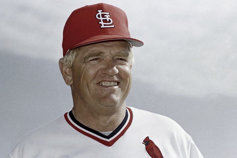 ARCHIVO - Foto de marzo de 1987, el mánager de los Cardenales de San Luis Whitey Herzog, equipo al que llevó al título de la Serie Mundial en 1982. El martes 16 de abril del 2024, anuncian el fallecimiento de Herzog a los 92 años. (AP Foto/Rusty Kennedy, Archivo)
