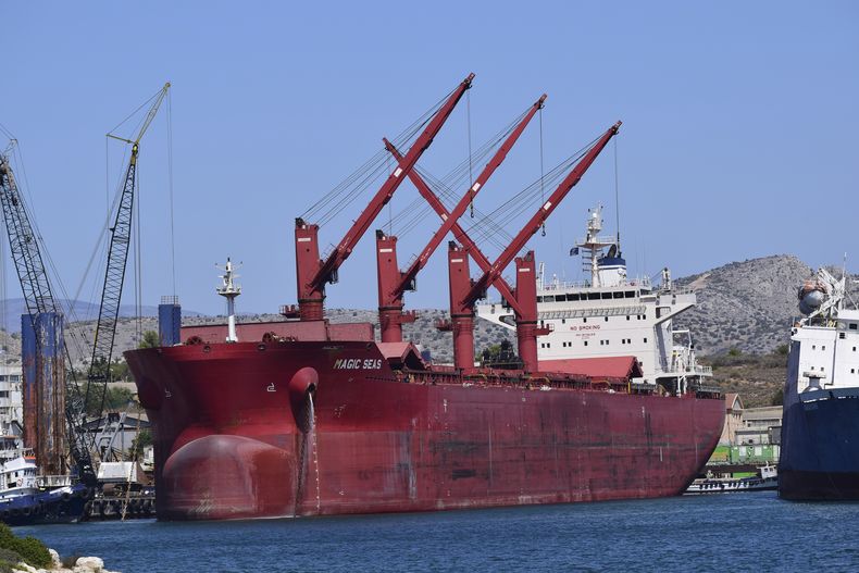 El carguero Magic Seas, con bandera de Liberia, se ve en la bahía de Ambelakia, isla de Salamina, Grecia, el 9 de agosto de 2022. (Nektarios Papadakis vía AP)