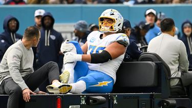 Joe Alt (76), tackle ofensivo de los Chargers de Los Ángeles, es llevado al vestuario en el carrito durante la primera mitad del partido de la NFL en contra de los Titans de Tennessee el domingo 2 de noviembre de 2025, en Nashville, Tennessee. (AP Foto/John Amis)