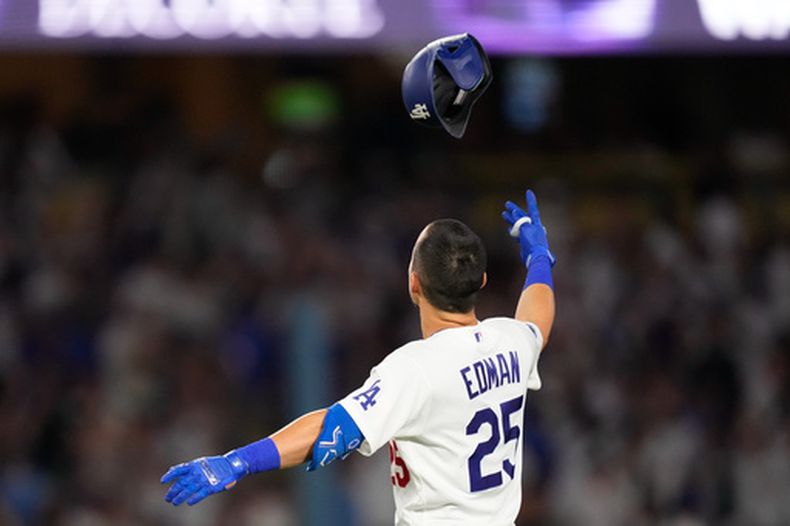 Tommy Edman, de los Dodgers de Los Ángeles, festeja su sencillo que definió el encuentro ante los Piratas de Pittsburgh, el viernes 21 de agosto de 2026 (AP Foto/Mark J. Terrill)