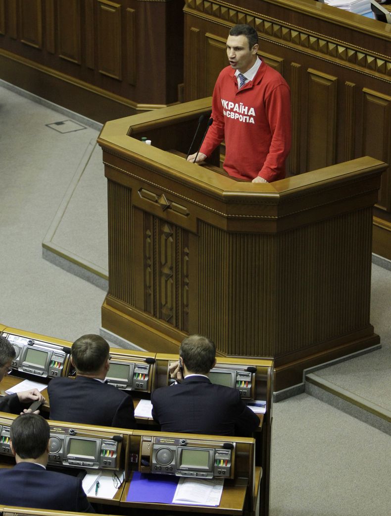 Legislador opositor y campe&oacute;n mundial peso pesado Vitali Klitschko habla ante el parlamento ucraniano en Kiev, jueves 21 de noviembre de 2013. La leyenda en su buzo dice "Ucrania es Europa". El parlamento rechaz&oacute; un proyecto de dej