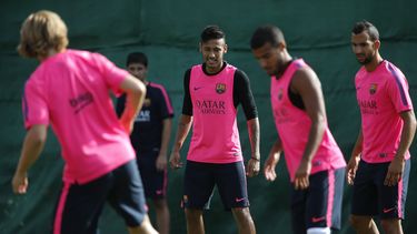 americateve | Neymar (centro, de frente) fotografiado durante un entrenamiento de Barcelona el 15 de agosto del 2014 en el centro deportivo Joan Gamper de Barcelona. El brasile&ntilde;o est&aacute; totalmente repuesto de su fractura de v&eacute;rtebra sufrida durante l