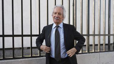 ARCHIVO - El periodista guatemalteco José Rubén Zamora, fundador del periódico El Periódico, llega a su audiencia judicial para decidir si será enviado de regreso a prisión por un caso de lavado de dinero en la Ciudad de Guatemala, el 13 de enero de 2025. (Foto AP/Moisés Castillo, Archivo)