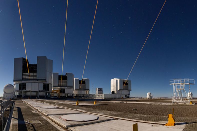 Esta foto, tomada con una larga exposición y publicada por el Observatorio Europeo Austral (ESO) el 10 de noviembre de 2025, muestra cuatro láseres en el Observatorio Paranal de la ESO, cada uno lanzado desde uno de los cuatro telescopios de ocho metros en el lugar de Taltal, Chile. (A. Berdeu/Observatorio Europeo Austral vía AP)