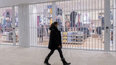 Quebec inicia cierre de tiendas ante repunte de COVID-19