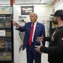 ARCHIVO – El candidato presidencial republicano y expresidente, Donald Trump, visita el mercado vecinal Sprankles en Kittanning, Pensilvania, el 23 de septiembre de 2024. (AP Foto/Alex Brandon, Archivo)