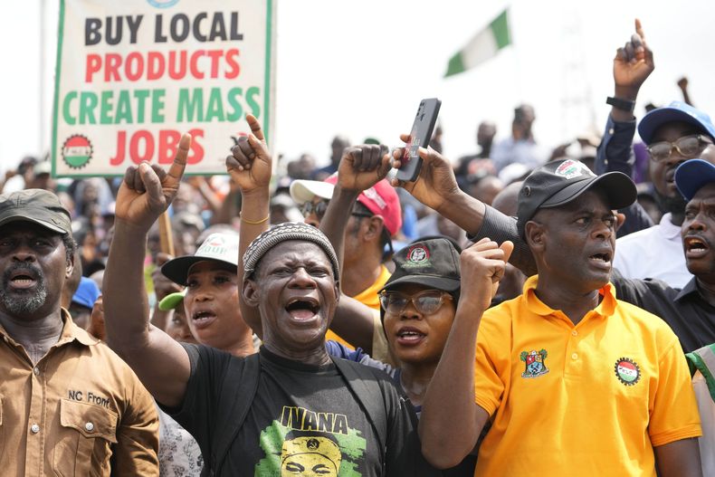 Marcha de trabajadores sindicalizados en protesta por las adversidades económicas, el martes 27 de febrero de 2024, en las calles de Lagos, Nigeria. (AP Foto/Sunday Alamba)
