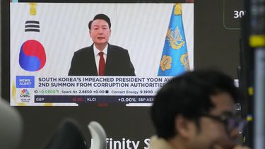 Una pantalla de televisión muestra una imagen de archivo del presidente surcoreano Yoon Suk Yeol, en la sede del banco KEB Hana, en Seúl, Corea del Sur, el jueves 26 de diciembre de 2024. (Foto AP/Ahn Young-joon)