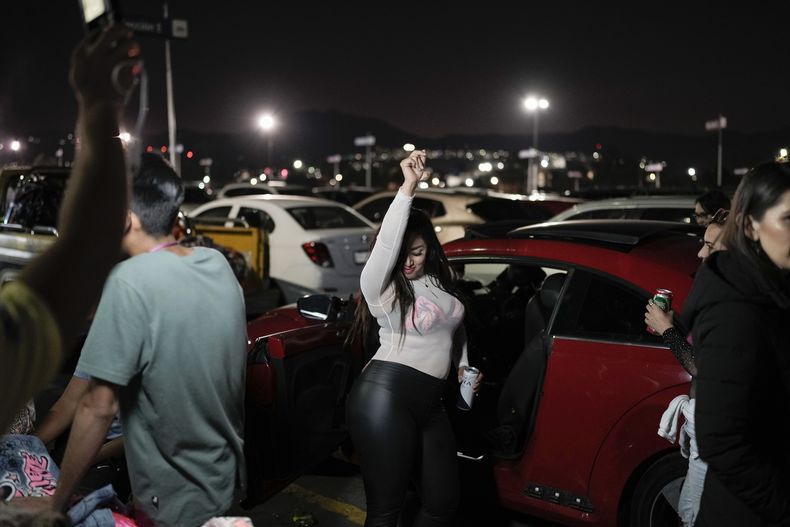 Una fan de Karol G baila previo a un concierto de su gira Mañana será bonito en el Estadio Azteca de la Ciudad de México el jueves 8 de febrero de 2024. (Foto AP/Eduardo Verdugo)