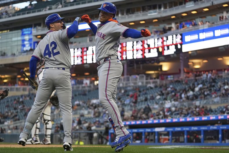 El dominicano Juan Soto celebra con Pete Alonso de los Mets de Nueva York tras u jonrón solitario en la cuarta entrada ante los Mellizos de Minnesota el martes 15 de abril del 2025. (AP Foto/Abbie Parr)