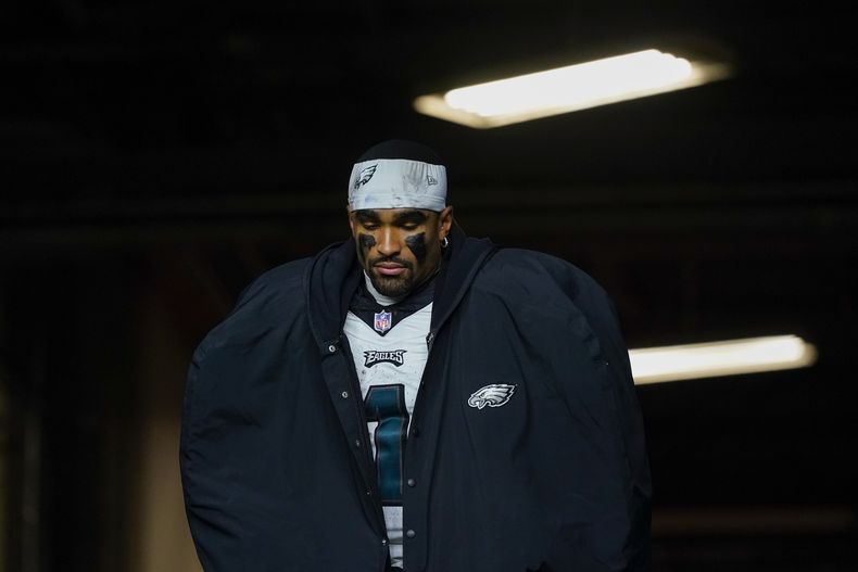 Jalen Hurts, quarterback, de los Eagles de Filadelfia, entra en el terreno antes de la segunda mitad del partido ante los Seahawks de Seattle, el lunes 18 de diciembre de 2023 (AP Foto/Lindsey Wasson)