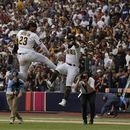 El jardinero derecho de los Padres de San Diego, Fernando Tatis Jr. (23), celebra con su compañero de equipo, Rougned Odor, después de que los Padres derrotaran 6-4 a los Gigantes de San Francisco en juego de béisbol el domingo 30 de abril de 2023, en Ciudad de México. (AP Foto/Fernando Llano)
