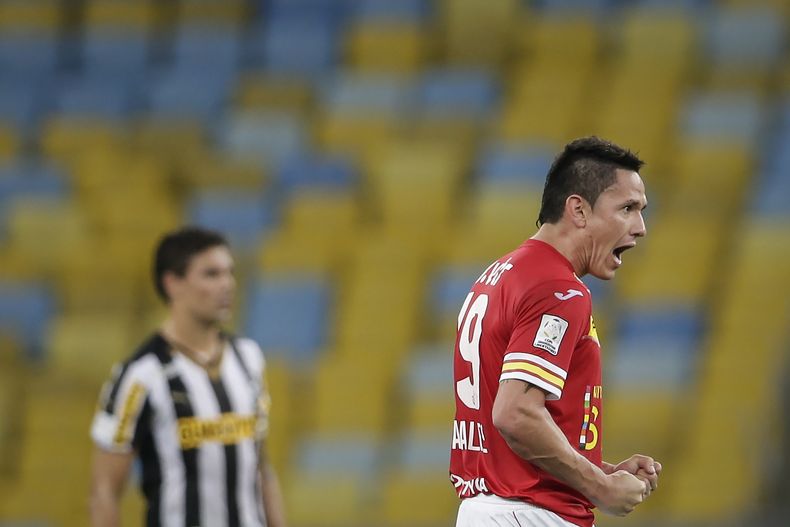 Gustavo Canales, de Uni&oacute;n Espa&ntilde;ola de Chile, celebra luego de anotar frente a Botafogo de Brasil durante un encuentro de la Copa Libertadores, disputado el mi&eacute;rcoles 2 de abril de 2014 en R&iacute;o de Janeiro (AP Foto/Felipe Dana)