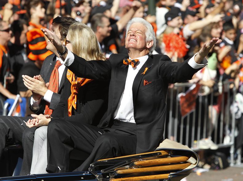 ARCHIVO - Bill Neukom, dueño de los Gigantes de San Francisco, desfila el 3 de noviembre de 2010, tras la conquista de la Serie Mundial (AP Foto/Paul Sakuma, archivo)