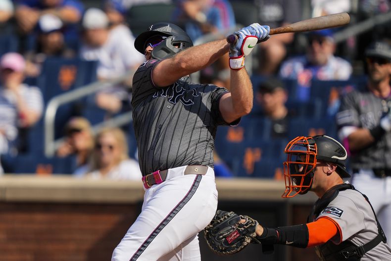 Pete Alonso de los Mets de Nueva York pega un jonrón de dos carreras en la primera entrada ante los Gigantes de Nueva York el sábado 2 de agosto del 2025. (AP Foto/Yuki Iwamura)