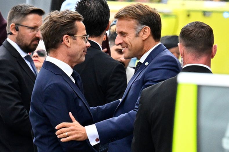 El presidente francés Emmanuel Macron, derecha, es recibido por el primer ministro sueco Ulf Kristersson en Estocolmo, Suecia, el lunes 31 de agosto de 2026. (Anders Wiklund / Agencia de Noticias TT vía AP)