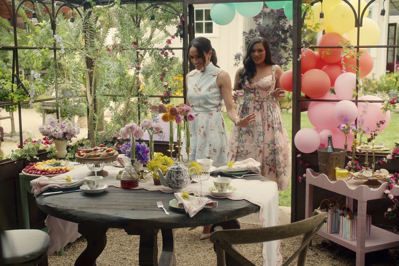 Esta imagen difundida por Netflix muestra a Meghan, duquesa de Sussex, y Mindy Kaling en una escena de su serie With Love, Meghan. (Netflix vía AP)