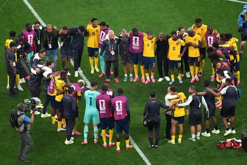 Los jugadores y cuerpo técnico de Ecuador tras la derrota 2-0 ante México en los 16vos de final del Mundial, el martes 30 de junio de 2026, en la Ciudad de México. (AP Foto/Silvia Izquierdo)