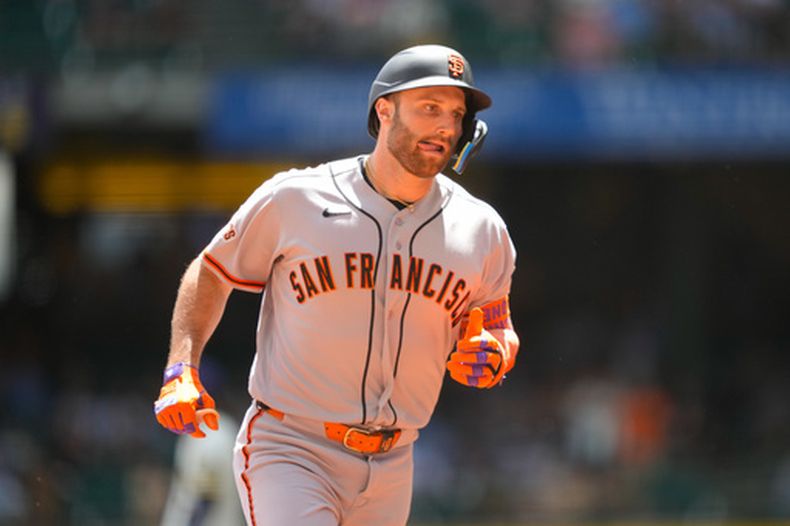 Casey Schmitt, de los Gigantes de San Francisco, recorre las bases luego de batear un cuadrangular ante los Cerveceros de Milwaukee el jueves 4 de junio de 2026 (AP Foto/Kayla Wolf)