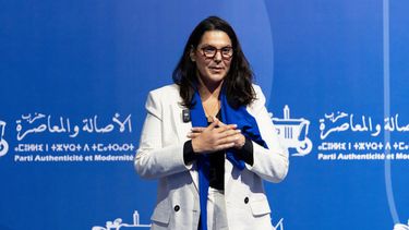 La ministra marroquí Fatima Ezzahra El Mansouri, alcaldesa de Marrakech, participa en un acto electoral del Partido Autenticidad y Modernidad antes de las elecciones legislativas, en Tánger, Marruecos, el 16 de septiembre de 2026. (AP Foto/Mosaab Elshamy)