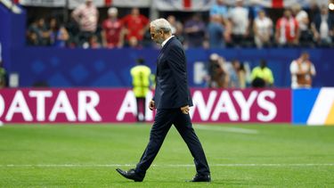 El entrenador del Congo Sebastien Desabre sale del campo tras la eliminación de su país en los dieciseisavos de final ante Inglaterra el miércoles primero de julio del 2026. (AP Foto/Erik S. Lesser)
