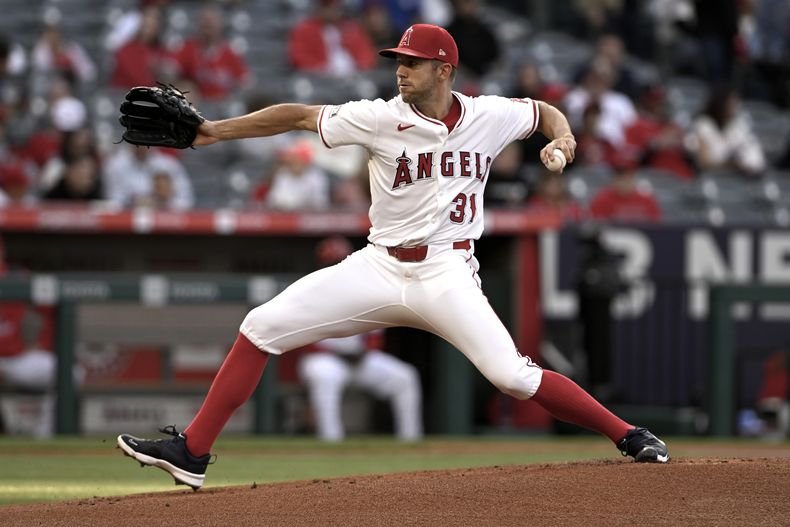 El lanzador de los Angelinos de Los Ángeles Tyler Anderson lanza en la primera entrada ante los Piratas de Pittsburgh el jueves 24 de abril del 2025. (AP Foto/Alex Gallardo)