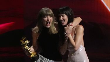 Dakota Johnson, derecha, con Taylor Swift, ganadora del premio MTV VMA Artist Director Honors en los Premios MTV a los Videos Musicales el domingo 27 de septiembre de 2026 en el Teatro Peacock de Los Ángeles. (Foto AP/Chris Pizzello)