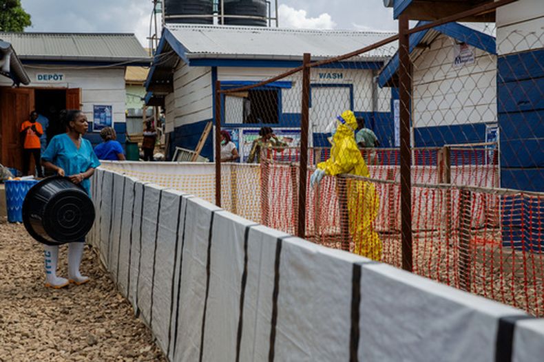 Un trabajador de salud habla con un colega en el centro de tratamiento de ébola en Beni, Kivu del Norte, en República Democrática del Congo, el lunes 19 de octubre de 2026. (AP Foto/Sebastien Kitsa Musayi)