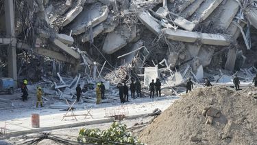 Socorristas trabajan en el sitio de un edificio en construcción que se desplomó tras un sismo de magnitud 7,7, el viernes 28 de marzo de 2025, en Bangkok, Tailandia. (AP Foto/Sakchai Lalit)