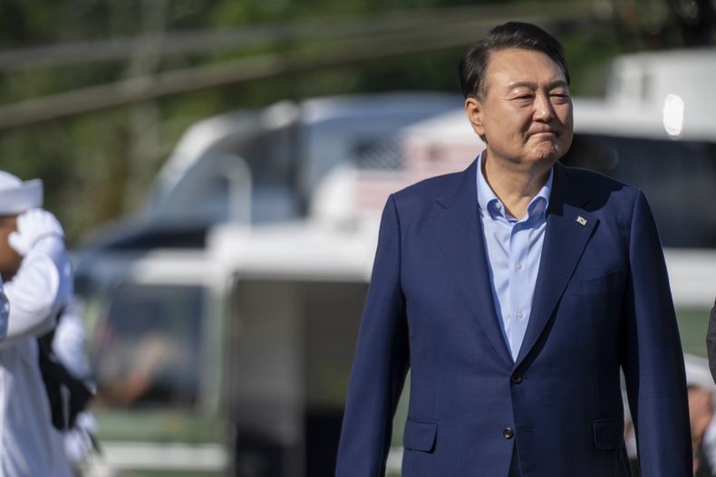 El presidente surcoreano Yoon Suk Yeol llega a Camp David, el viernes 18 de agosto de 2023, cerca de Thurmont, Maryland. (AP Foto/Andrew Harnik)