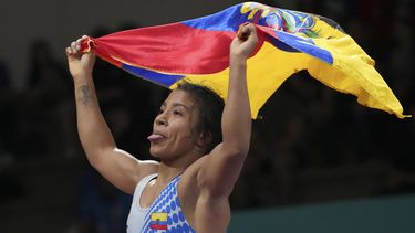 La ecuatoriana Lucia Yepez celebra su medalla de oro tras vencer a la cubana Laura Herin en la final de 553 kilogramos en la lucha de los Juegos Panamericanos en Santiago, Chile, el viernes 4 de noviembre de 2023. (AP Foto/Dolores Ochoa)