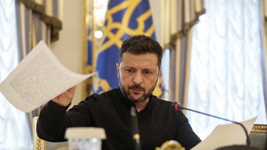 El presidente ucraniano Volodymyr Zelenskyy habla con periodistas en una conferencia de prensa en Kiev, Ucrania, el miércoles 4 de junio de 2025. (AP Foto/Evgeniy Maloletka)
