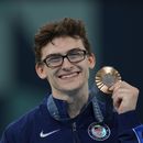 Stephen Nedoroscik, de Estados Unidos, celebra después de ganar la medalla de bronce durante las finales de pomo individual de gimnasia artística masculina en el Bercy Arena en los Juegos Olímpicos de Verano de 2024, el sábado 3 de agosto de 2024, en París, Francia. (Foto AP/Charlie Riedel)