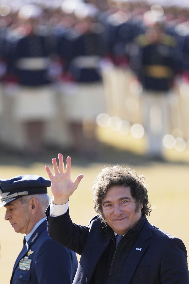 El presidente argentino Javier Milei abandona un acto conmemorativo del Día de la Bandera en Buenos Aires, Argentina, el viernes 20 de junio de 2025. (AP Foto/Natacha Pisarenko)