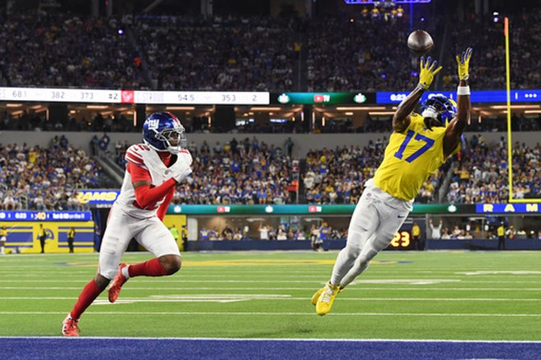 Davante Adams (17), receptor de los Rams de Los Ángeles, atrapa un pase de anotación superando la marca de Colton Hood (12), de los Giants de Nueva York, durante la segunda mitad del partido de la NFL, el lunes 21 de septiembre de 2026, en Inglewood, California. (AP Foto/Katie Chin)