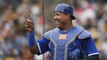 El receptor de los Reales de Kansas City, Salvador Pérez, bromea en la primera entrada del partido contra los Padres de San Diego, en San Diego, el miércoles 17 de mayo de 2023. (AP Foto/Gregory Bull)