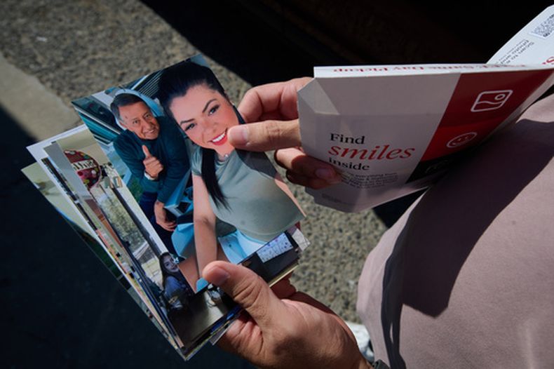El sargento primero del Ejército Alexis Jaramillo muestra fotos de su esposa, Maisa Lopes Eliaser —una ciudadana brasileña detenida por el ICE—, cerca del Centro de Procesamiento del ICE del sur de Luisiana, donde ella permanece recluida, en Basile, Luisiana, el domingo 2 de agosto de 2026. (Foto AP/Joseph Vidrine)