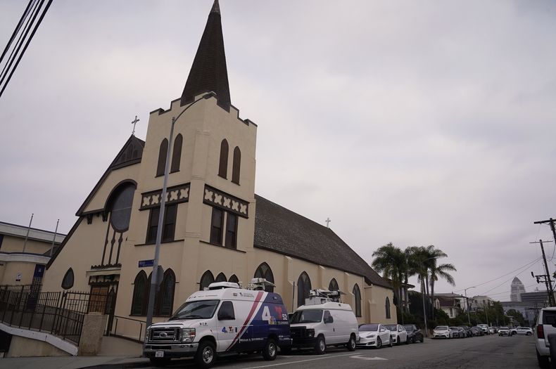 Camionetas de medios de comunicación estacionadas fuera de la iglesia católica croata de San Antonio, el miércoles 14 de junio de 2023, en Los Ángeles. (AP Foto/Damian Dovarganes, Archivo)
