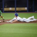 El segunda base de los Atléticos de Oakland, Tony Kemp, a la izquierda, pone out a Matt Chapman (26), de los Azulejos de Toronto, en la segunda entrada del partido en Toronto, el viernes 23 de junio de 2023. (Christopher Katsarov/The Canadian Press vía AP)