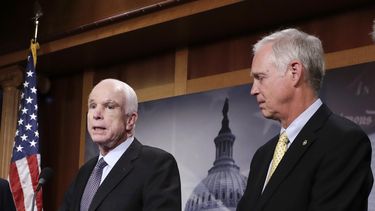 Senador republicano insinúa que tumor afectó voto de McCain