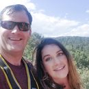 En esta foto sin fecha, proporcionada por Alicia Arritt, aparece ella con el exsoldado de las Fuerzas Especiales del Ejército, Matthew Livelsberger, que se suicidó en un Cybertruck que explotó frente al Hotel Trump en Las Vegas el día de Año Nuevo, el miércoles 1 de enero de 2025. (Alicia Arritt vía AP)