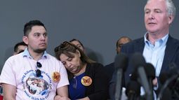 El senador demócrata de Maryland, Chris Van Hollen, acompañado de César Ábrego García, izquierda, y Cecilia García, habla en una conferencia de prensa al llegar a Estados Unidos después de reunirse con Kilmar Ábrego García en El Salvador, en el Aeropuerto Internacional Washington Dulles, en Chantilly, Virginia, el viernes 18 de abril de 2025. (AP Foto/Jose Luis Magana)