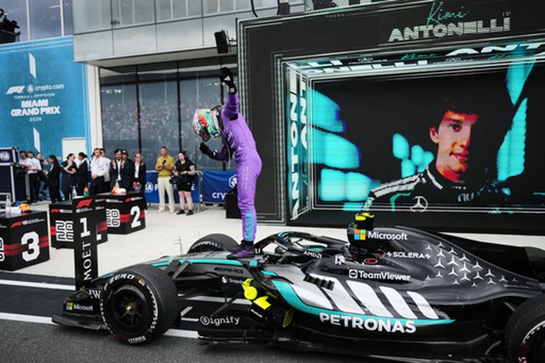 El piloto de Mercedes Kimi Antonelli tras ganar el Gran Premio de Miami de la Fórmula 1, el domingo 3 de mayo de 2026, en Miami Gardens, Florida. (AP Foto/Rebecca Blackwell)