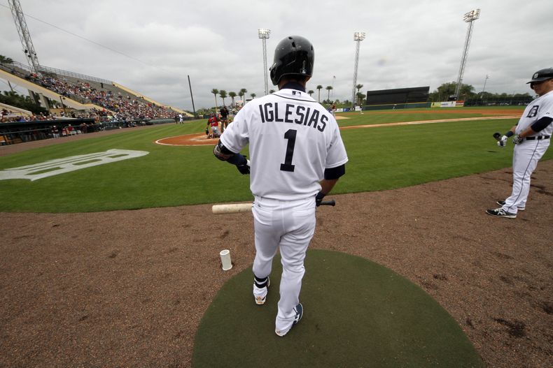 El jugador cubano de los Tigres de Detroit, Jos&eacute; Iglesias, espera un turno al bate en un partido de pretemporada el jueves, 27 de febrero de 2014, en Lakeland, Florida. (AP Photo/Gene J. Puskar)