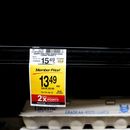 Un anaquel con algunas cajas de huevo en una tienda en Safeway, el 27 de enero de 2025, en Seattle. (AP Foto/Lindsey Wasson)