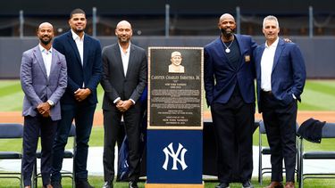 Chris Young, Dellin Betances, Derek Jeter, CC Sabathia y Andy Pettitte posan durante la ceremonia de inducción de Sabathia al Monument Park antes de un partido de béisbol entre los Yankees de Nueva York y los Orioles de Baltimore, el 25 de septiembre de 2026, en Nueva York. (Foto AP/Noah K. Murray)
