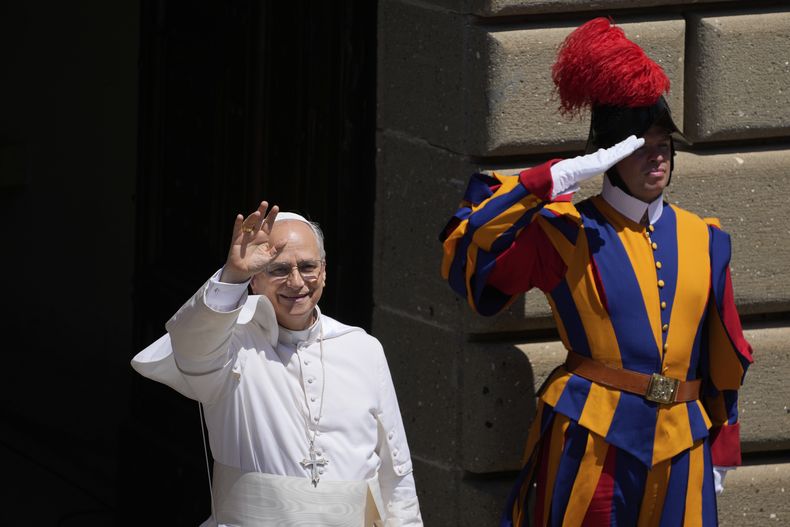 El papa León XIV saluda a los fieles al finalizar el Ángelus del mediodía, en la plaza situada frente al Palacio Apostólico de Castel Gandolfo, Italia, el domingo 20 de julio de 2025. (AP Foto/Gregorio Borgia)