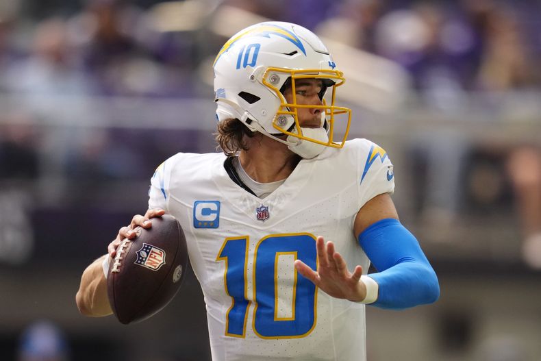 El quarterback Justin Herbert de los Chargers de Los Ángeles lanza un pase ante los Vikings de Minnesota, el domingo 24 de septiembre de 2023, en Minneapolis. (AP Foto/Abbie Parr)