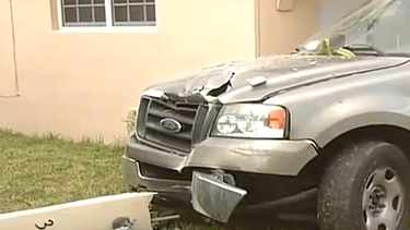 americateve | Dos niños sufrieron heridas esta mañana en Hialeah cuando el chofer de una  camioneta al parecer se llevó una señal de pare y embistió el auto en el que viajaban.